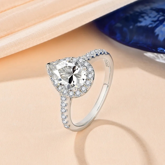Gorgeous Sparkling Pear Cut Diamond Ring - Picture 4 of 4